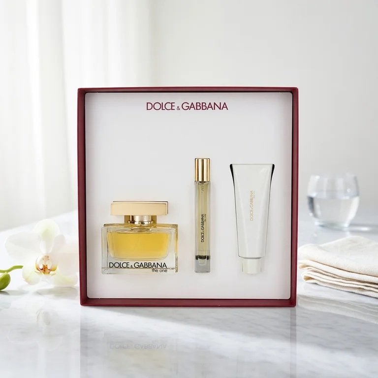 Dolce gabana coffret the ONE, Une eau de parfum grand format (souvent 75 ml). Un format voyage ou vaporisateur de poche (10 ml). Un lait ou une lotion parfumée pour le corps (50 ml)